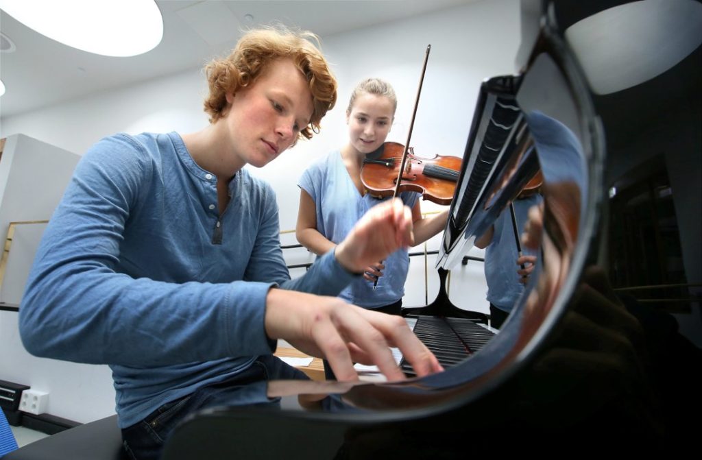 Simon (16) er klassisk komponist (fra Budstikka)